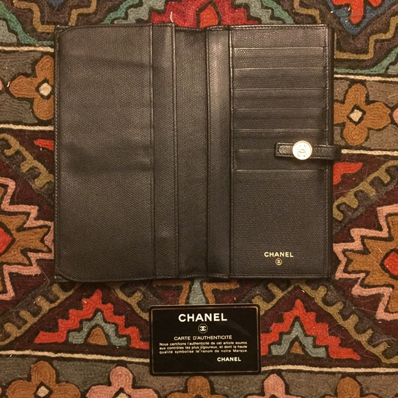 CHANEL Handbags - VINTAGE CHANEL WALLET- gold and black 🖤💛🖤
